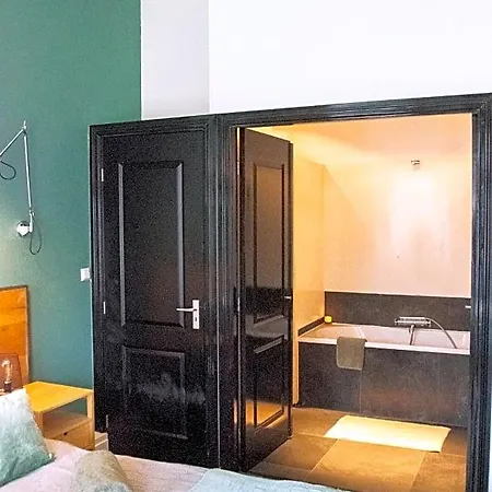 فندق مبيت وإفطار Perfect Middle Of 3*